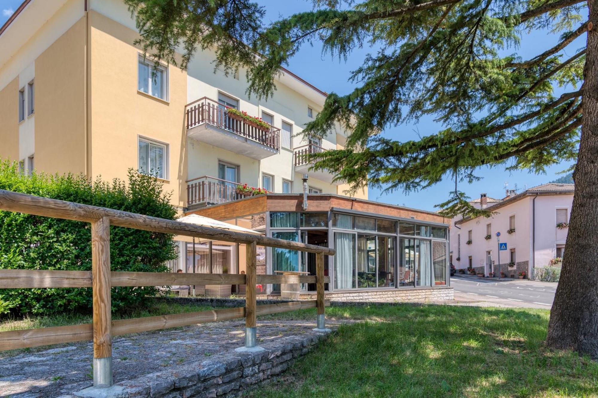 Hotel Martinelli Ronzo-Chienis Exteriér fotografie