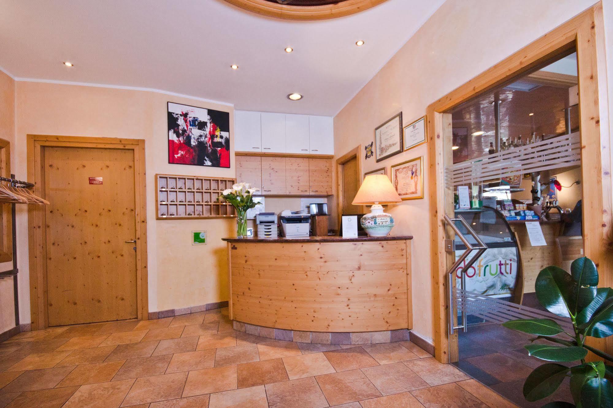 Hotel Martinelli Ronzo-Chienis Exteriér fotografie